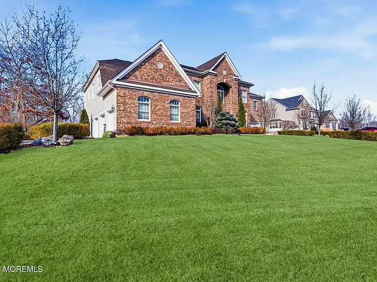 24 Parkside Dr — Photo 3