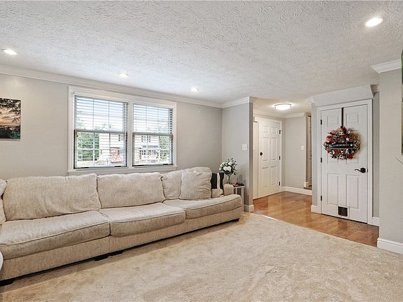 2nd image of 2901 Amy Dr