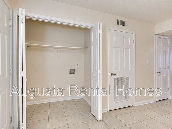 4th image of 104 Canary St