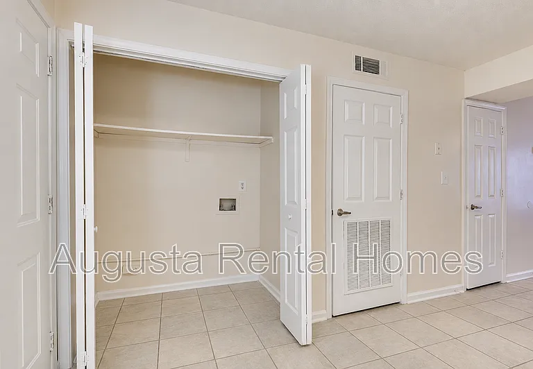 104 Canary St — Photo 4