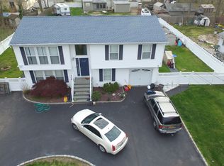 48 Linden Ln, Shirley, NY 11967