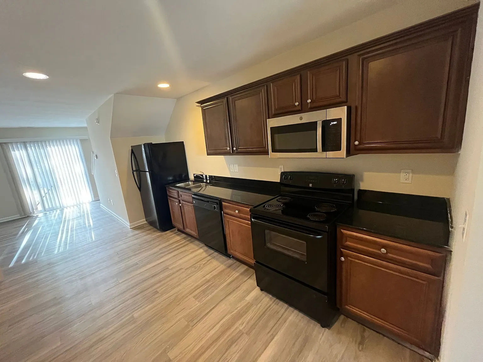 3bd/2.5ba Townhouse in Northeast Columbia — Photo 4