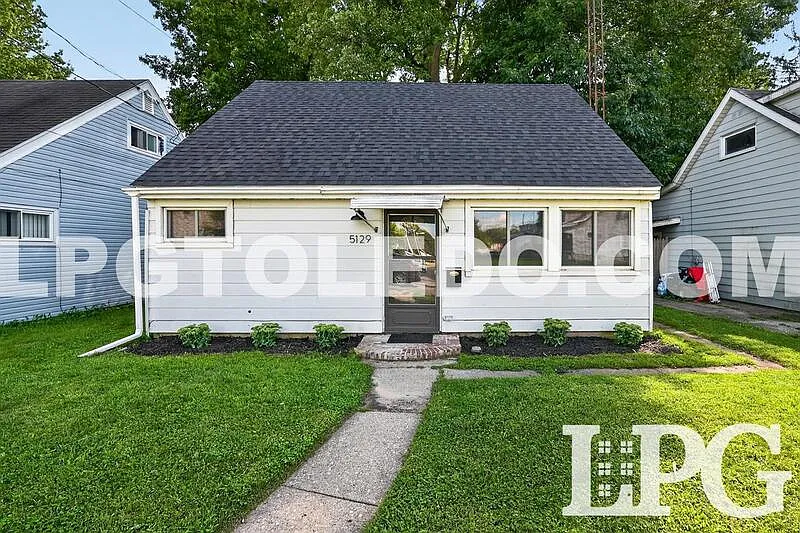 3 bed, 1.0 bath, 1075 sqft, $1,450 — Photo 1