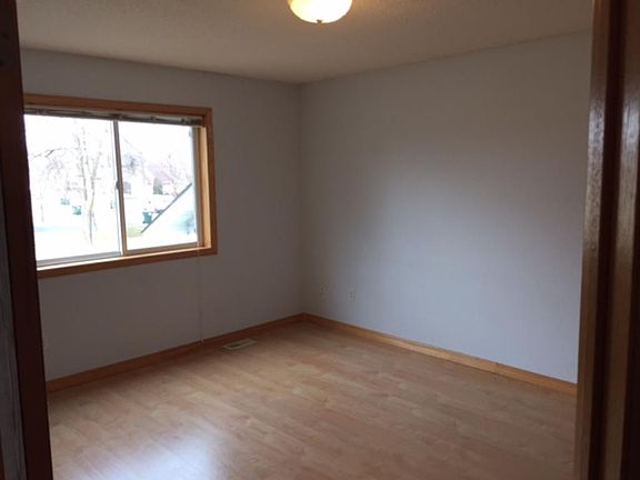 3rd image of 800 101st Ln NE