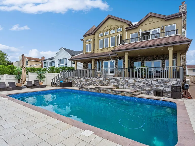 319 Harbor Dr — Photo 3