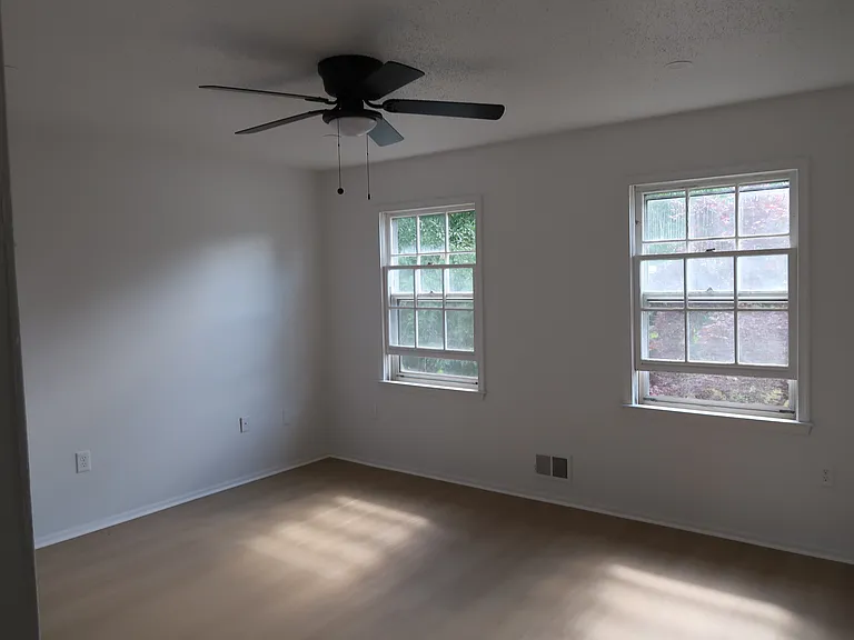 1085 Vaughn Ave — Photo 10