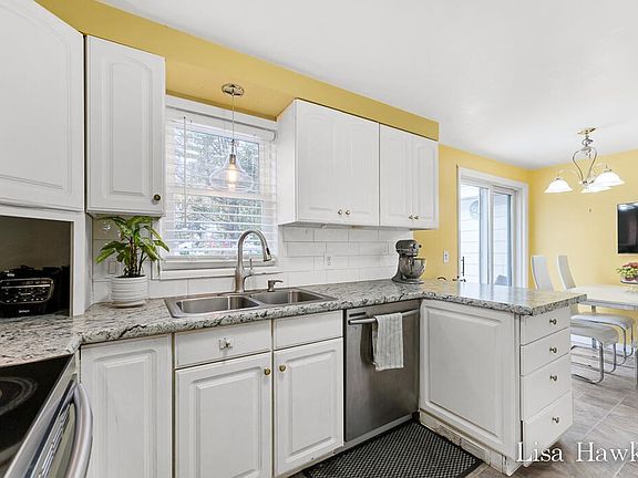 3rd image of 1007 S Ferry St