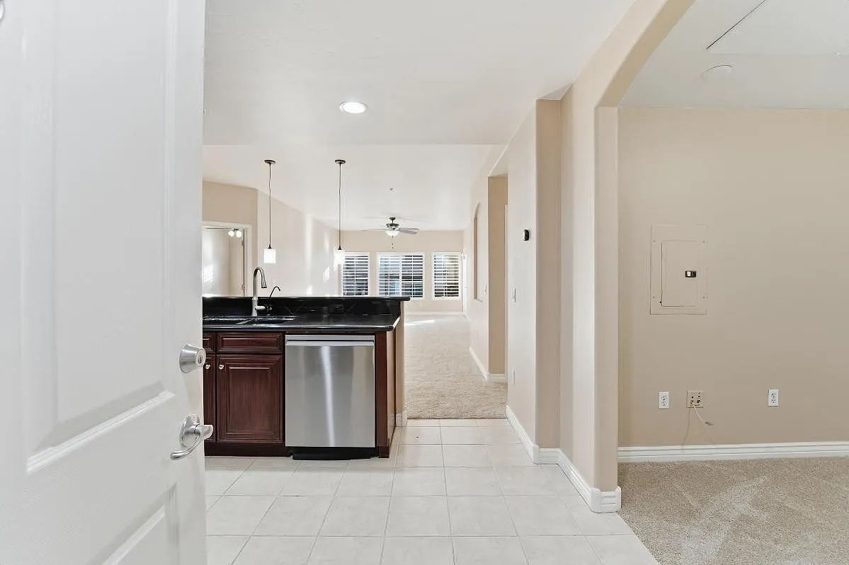 Building Photo - 5350 E Deer Valley Dr #3232
