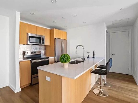 4th image of 814 Amsterdam Ave APT 7J