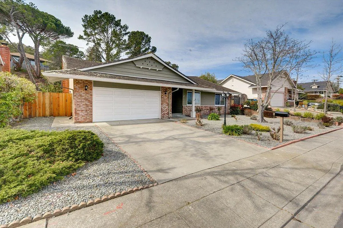 4 bed, 2.5 bath, 2010 sqft, $7,980 — Photo 2
