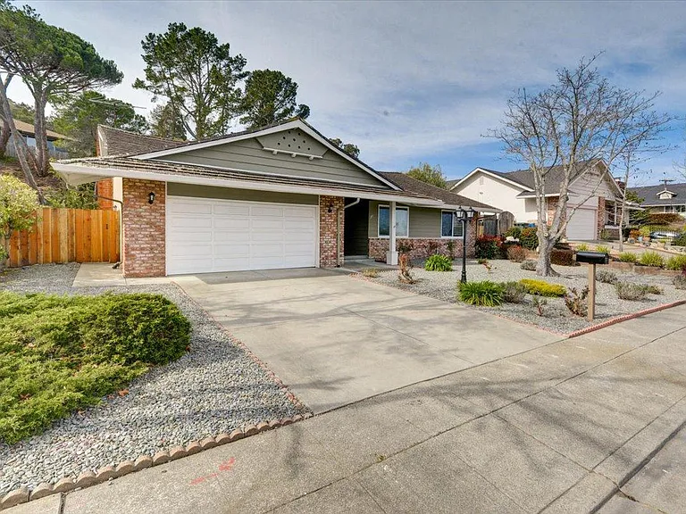 207 Valencia Dr — Photo 2