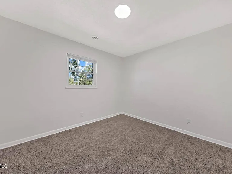 528 Parrish Ln — Photo 6