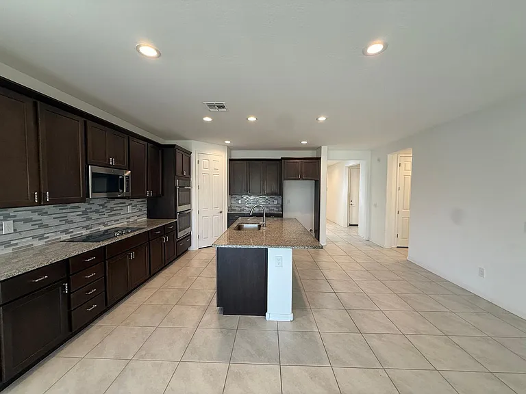 15744 W Jefferson St — Photo 13