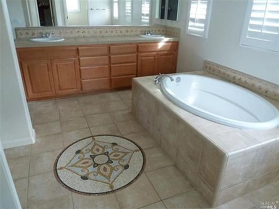 5th image of 11 Biella Ct