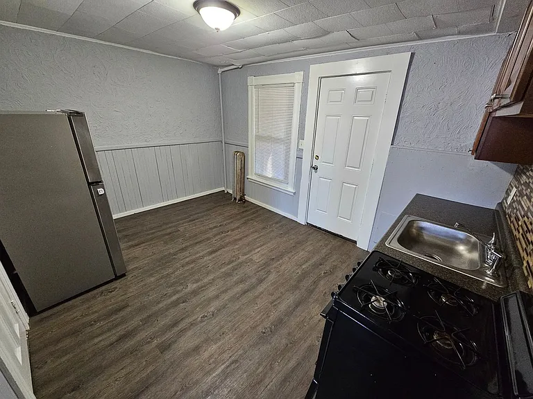1297 Elm St #17 — Photo 7