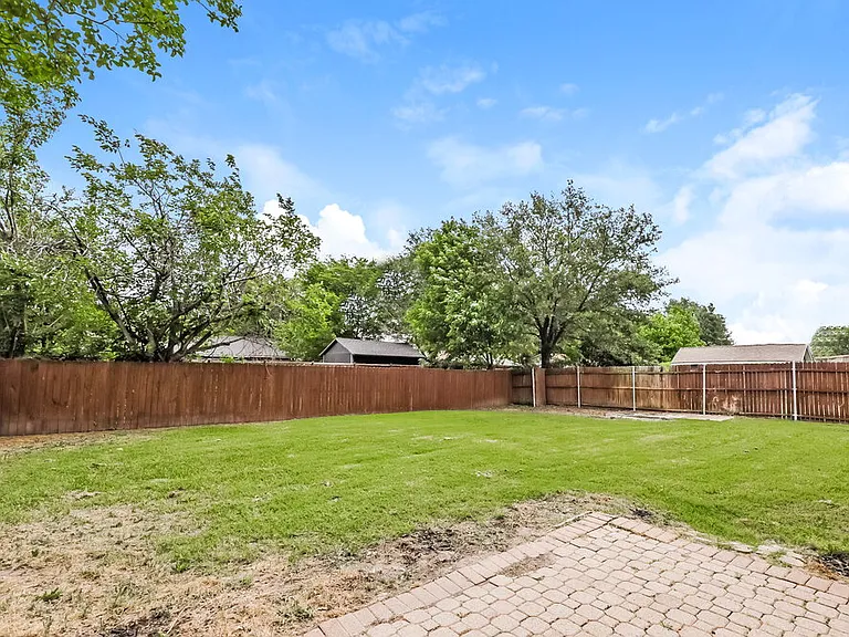 504 Bowie St — Photo 16