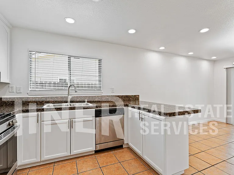 2815 Erin Dr — Photo 11
