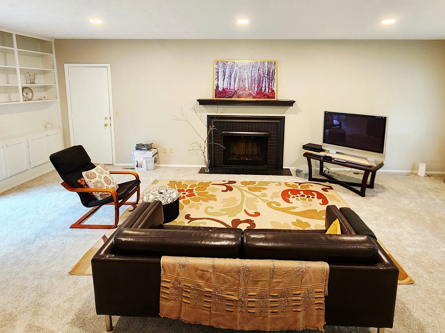 Spacious 3-Bedroom Home Near Notre Dame Cul-de-Sac Living — Photo 4