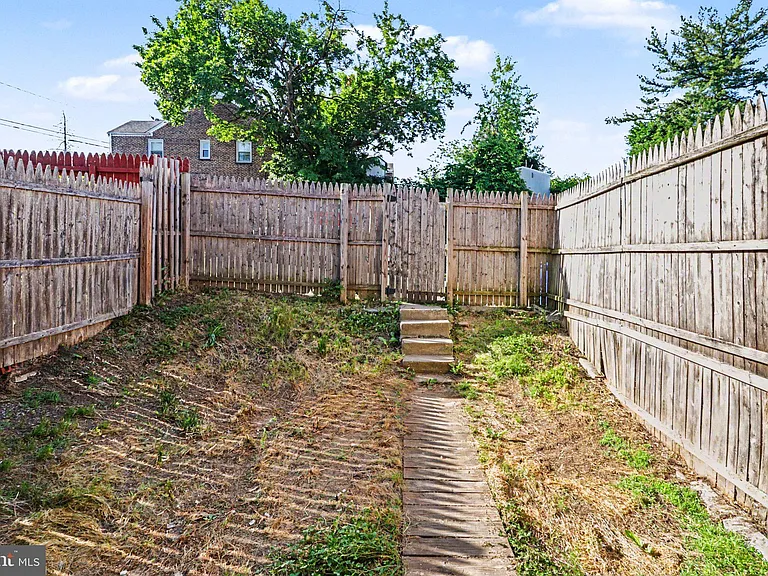1851 Spencer St — Photo 26