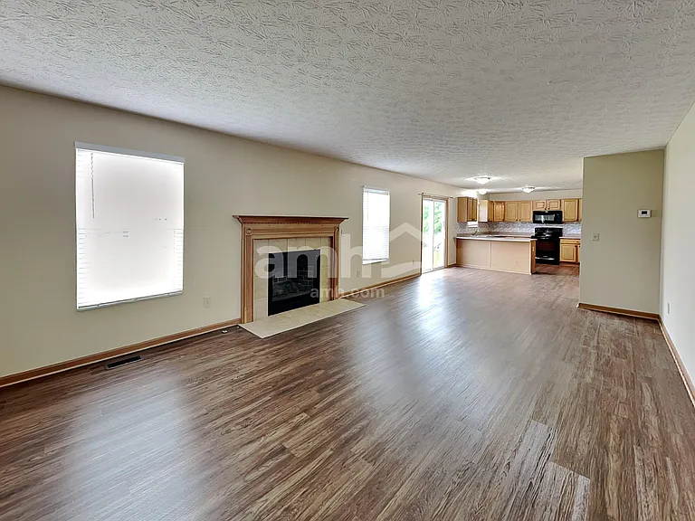 452 Crestmoore Dr — Photo 8