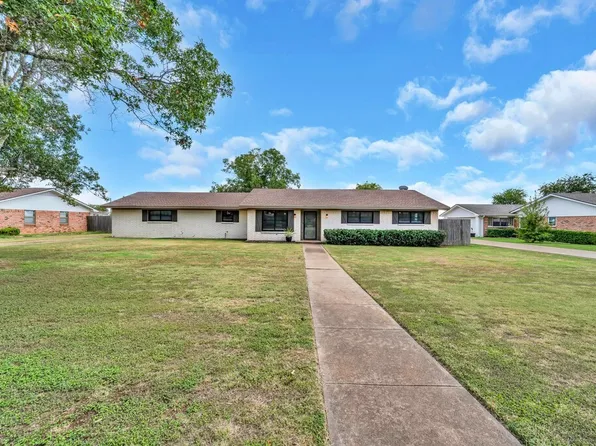 221 Lazy Acres Dr, Woodway, TX 76712