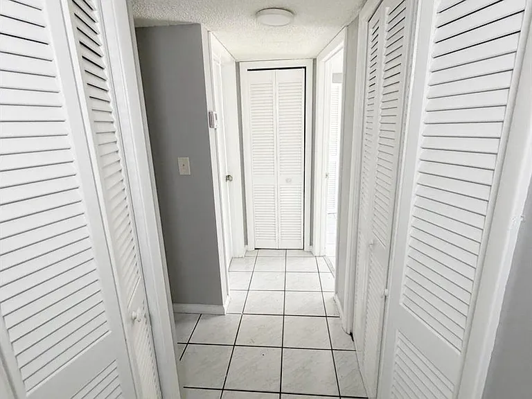 320 SW 1st St #D-2 — Photo 11
