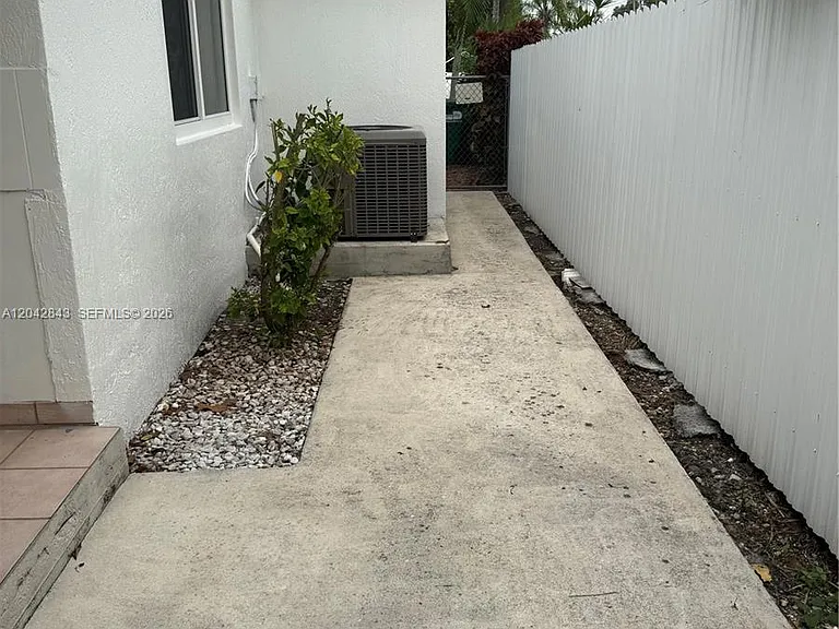 7931 SW 13th Ter — Photo 10
