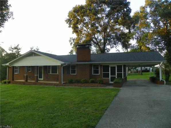 212 Oakwood Ln, Clemmons, NC 27012