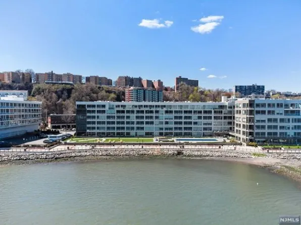 9 Somerset Ln Unit 401, Edgewater, NJ 07020