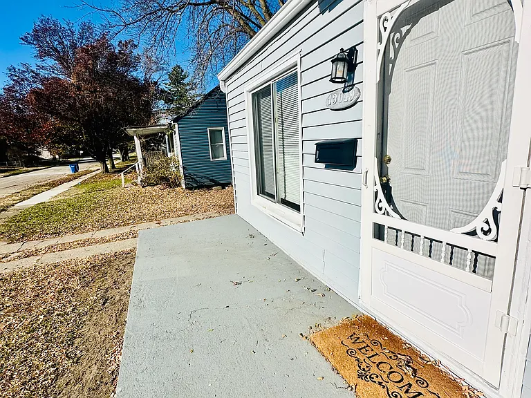 13049 Georgiana Ave — Photo 4