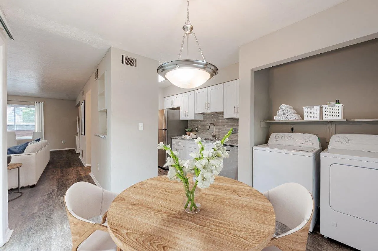 Lakeshore Reserve Off 86th Apartments and Townhomes — Photo 4