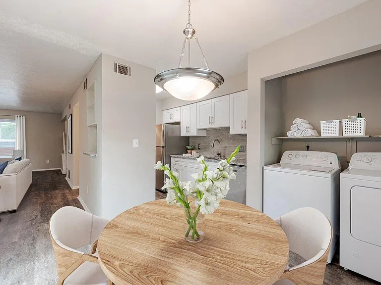 Lakeshore Reserve Off 86th Apartments and Townhomes — Photo 4