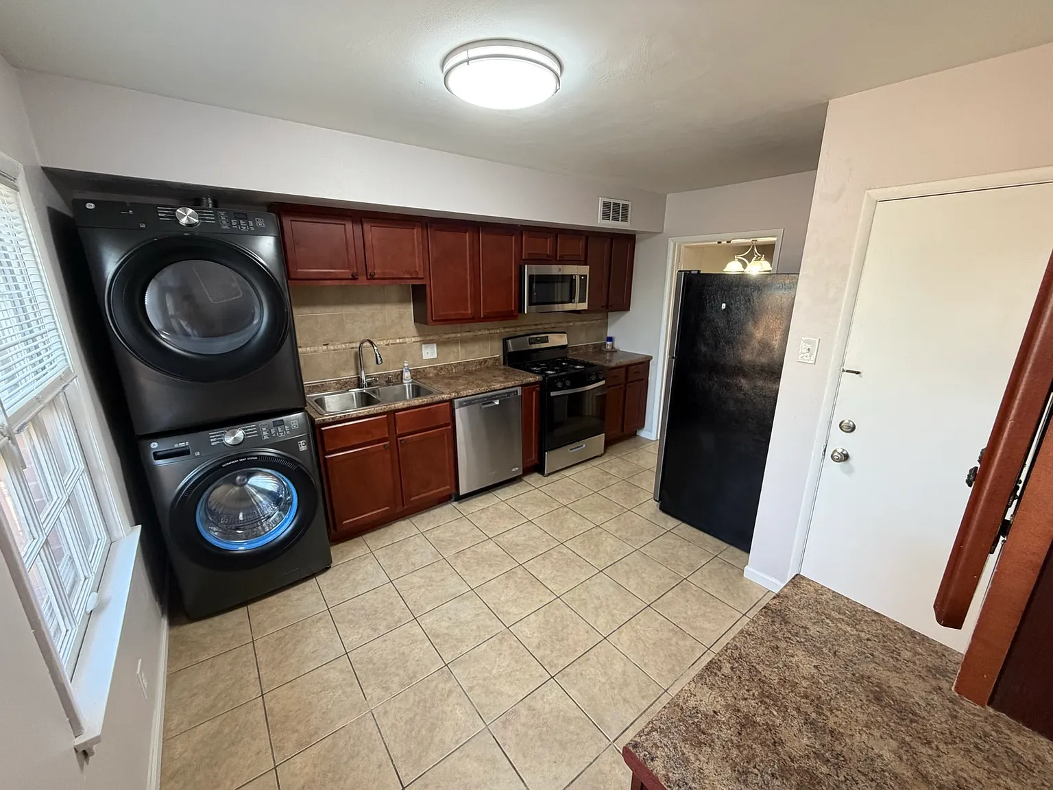 3 bed, 1100 sqft, $1,950 — Photo 2