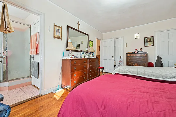 Sold by Julia Shildkret Real Estate Group | media 9