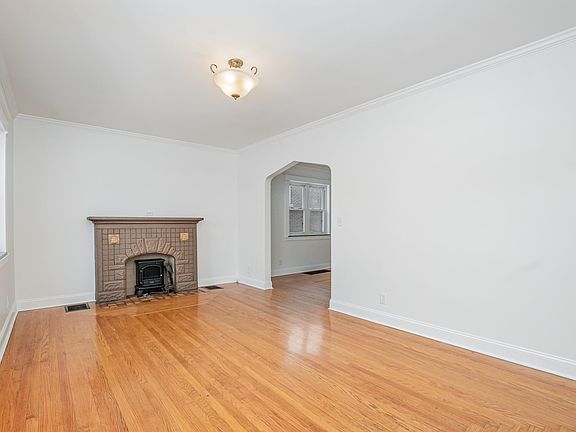 5th image of 118 Glazier Ave