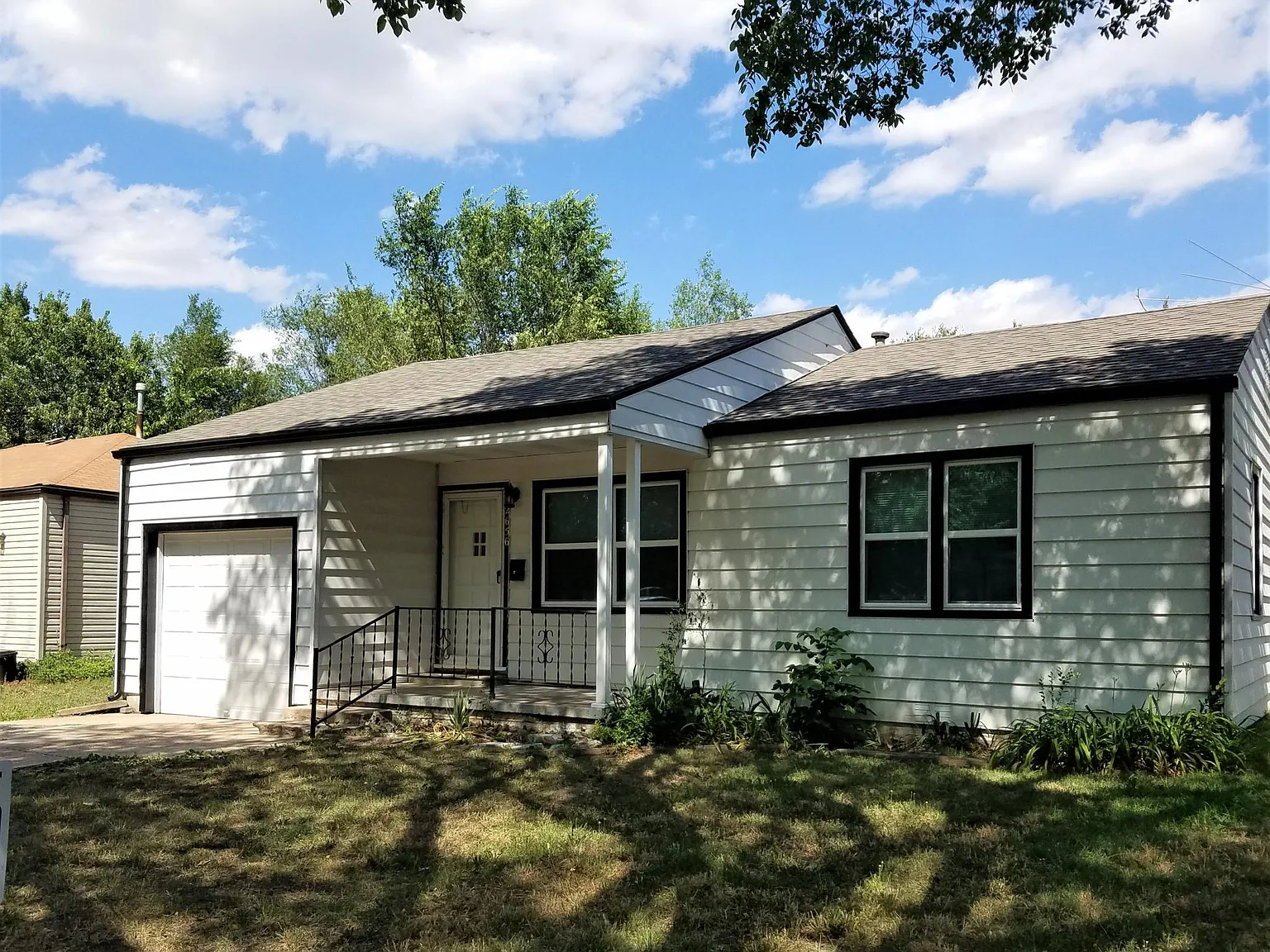2 bed, 834 sqft, $850 — Photo 2