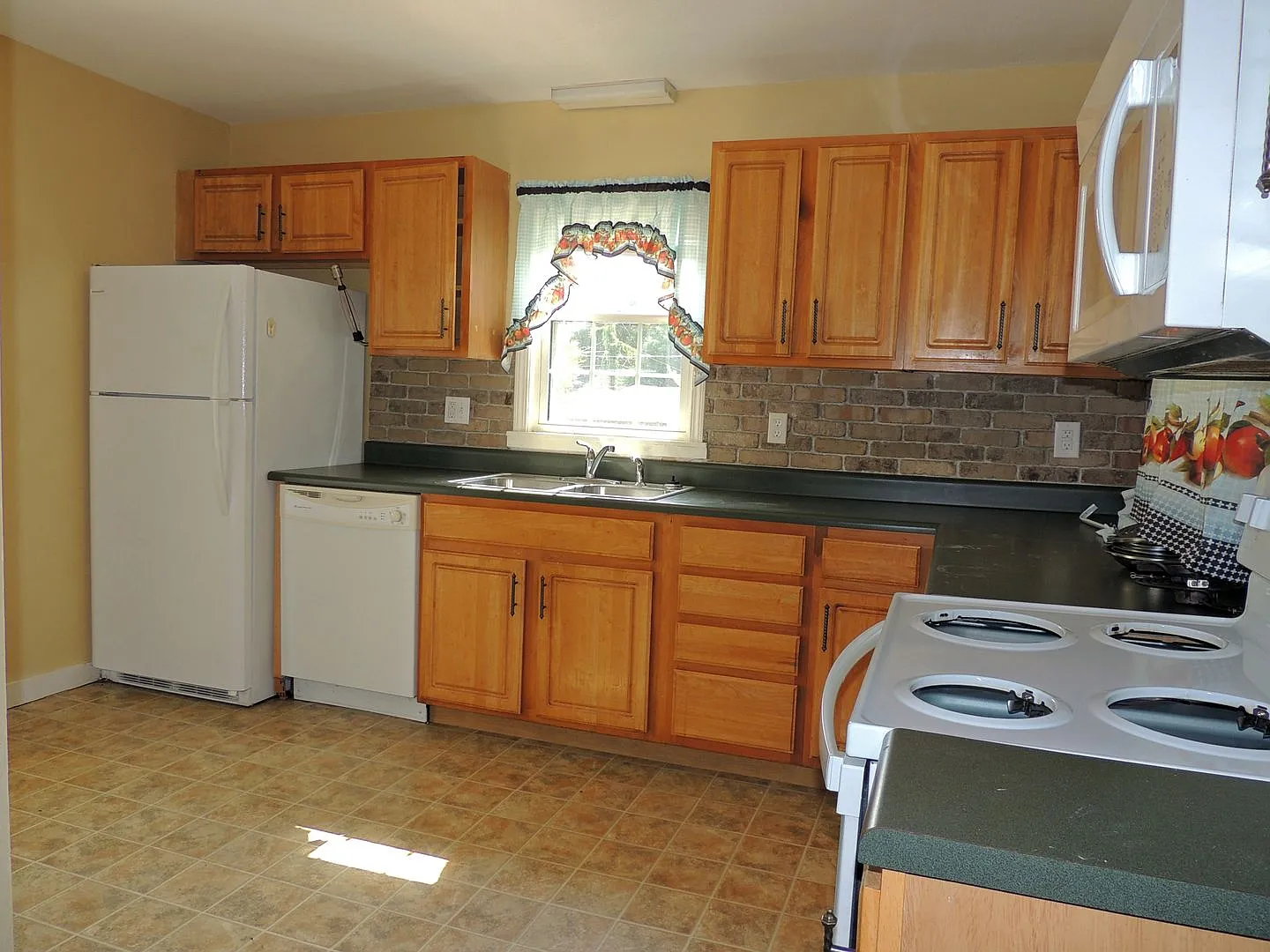 Coming Soon! Available Now Beautiful 3 Bedroom In Alcoa! — Photo 4