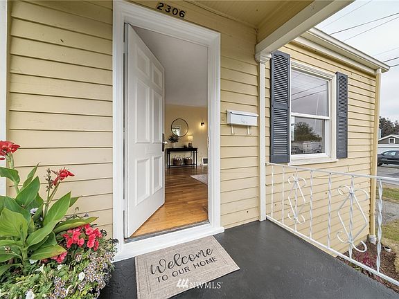 Charming covered front porch. 