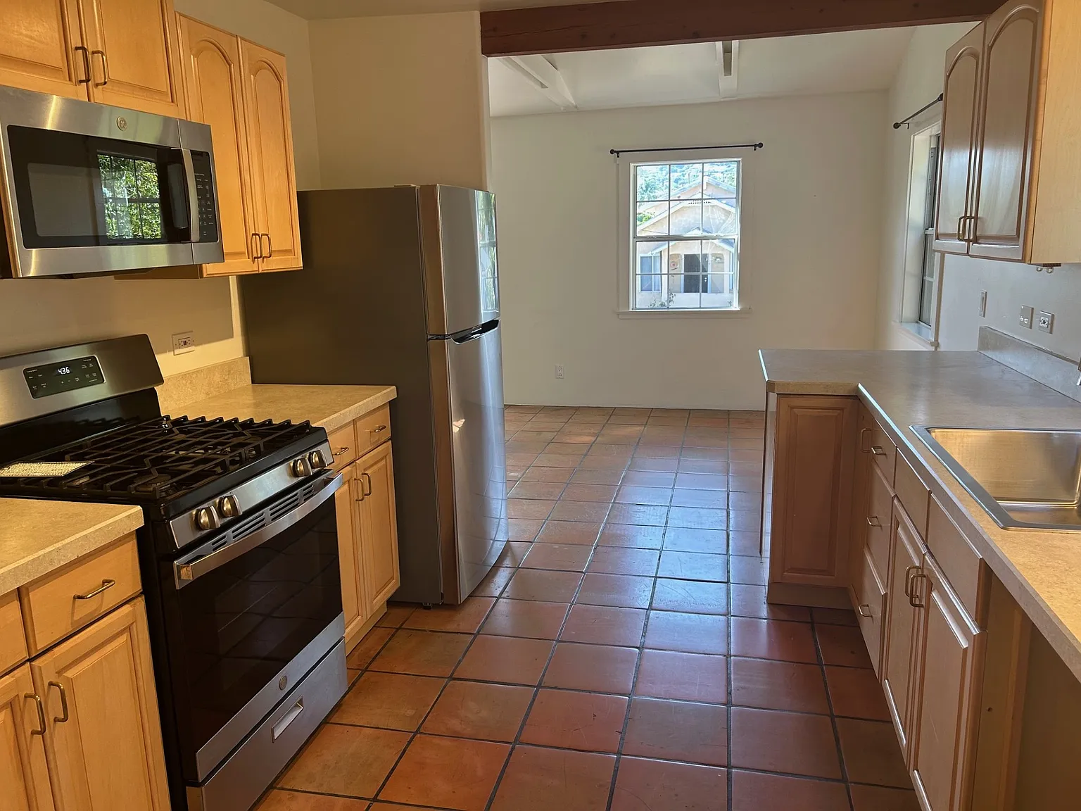2 bed, 1.5 bath, 840 sqft, $3,750 — Photo 3