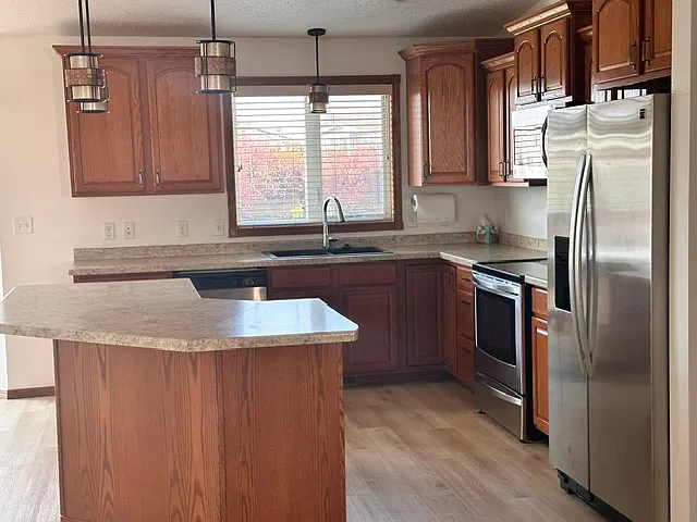 4 bed, 2400 sqft, $2,400 — Photo 2