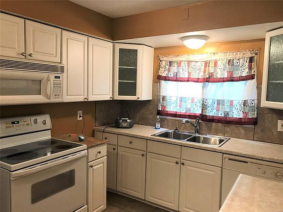 5th image of 9650 Weyburn Dr