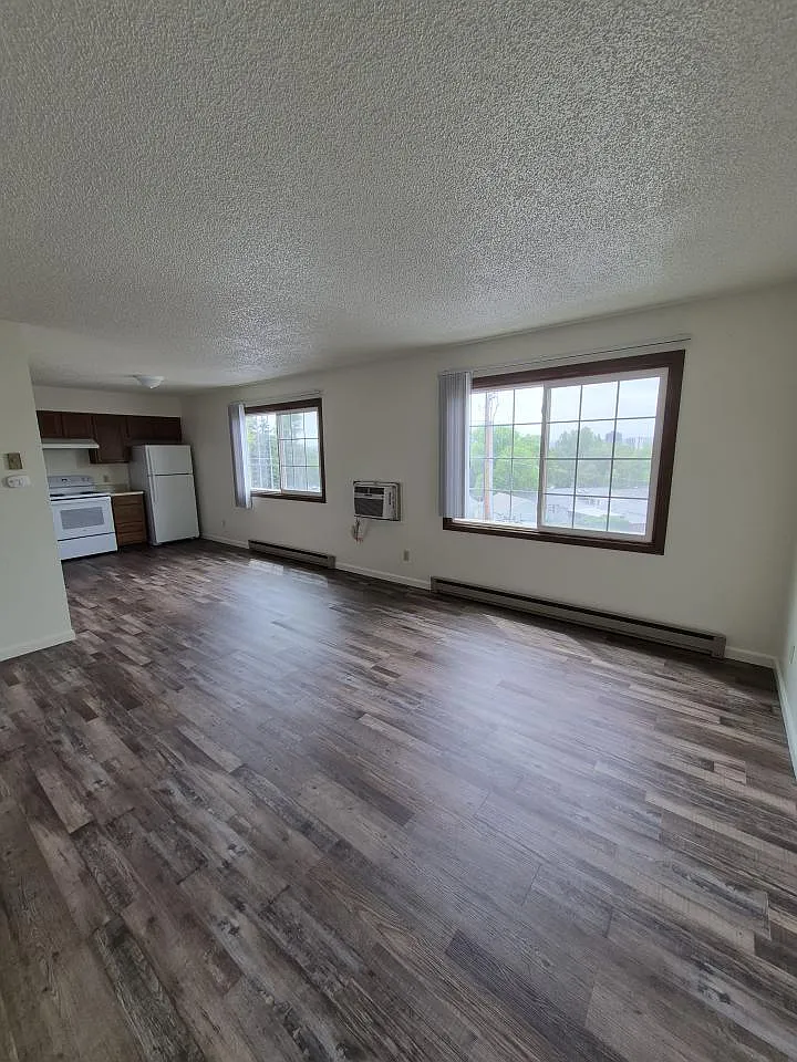 2 bed, 1.0 bath, $1,050 — Photo 2