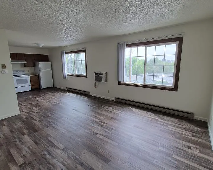 1907 Burnstead Dr — Photo 2