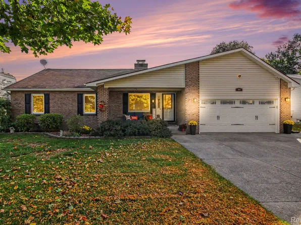 310 N Wickshire Ln, Durand, MI 48429