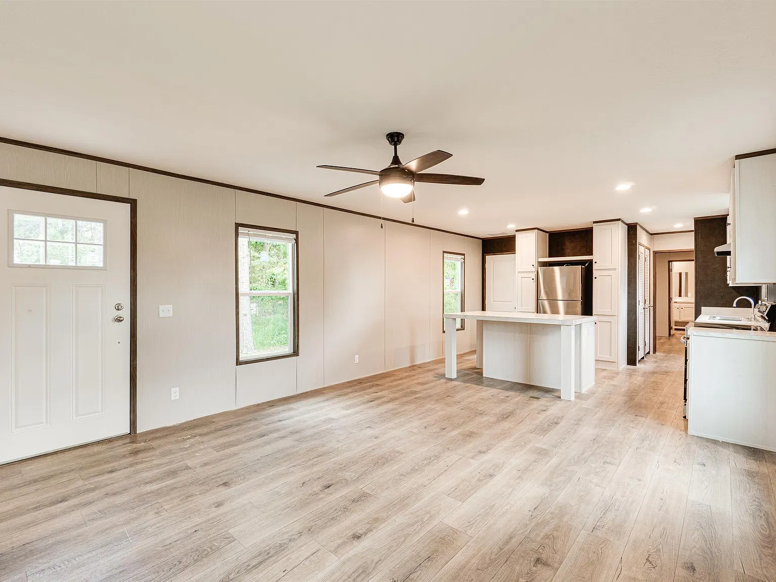 475 E Robins St — Photo 4