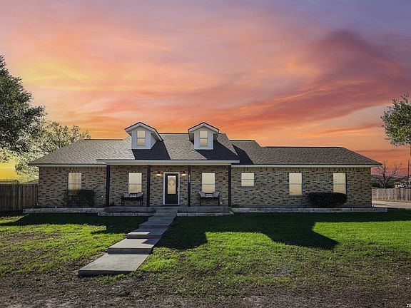 2nd image of 825 Chambord