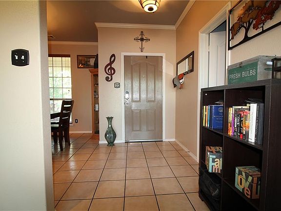 4th image of 901 Hunter Ln