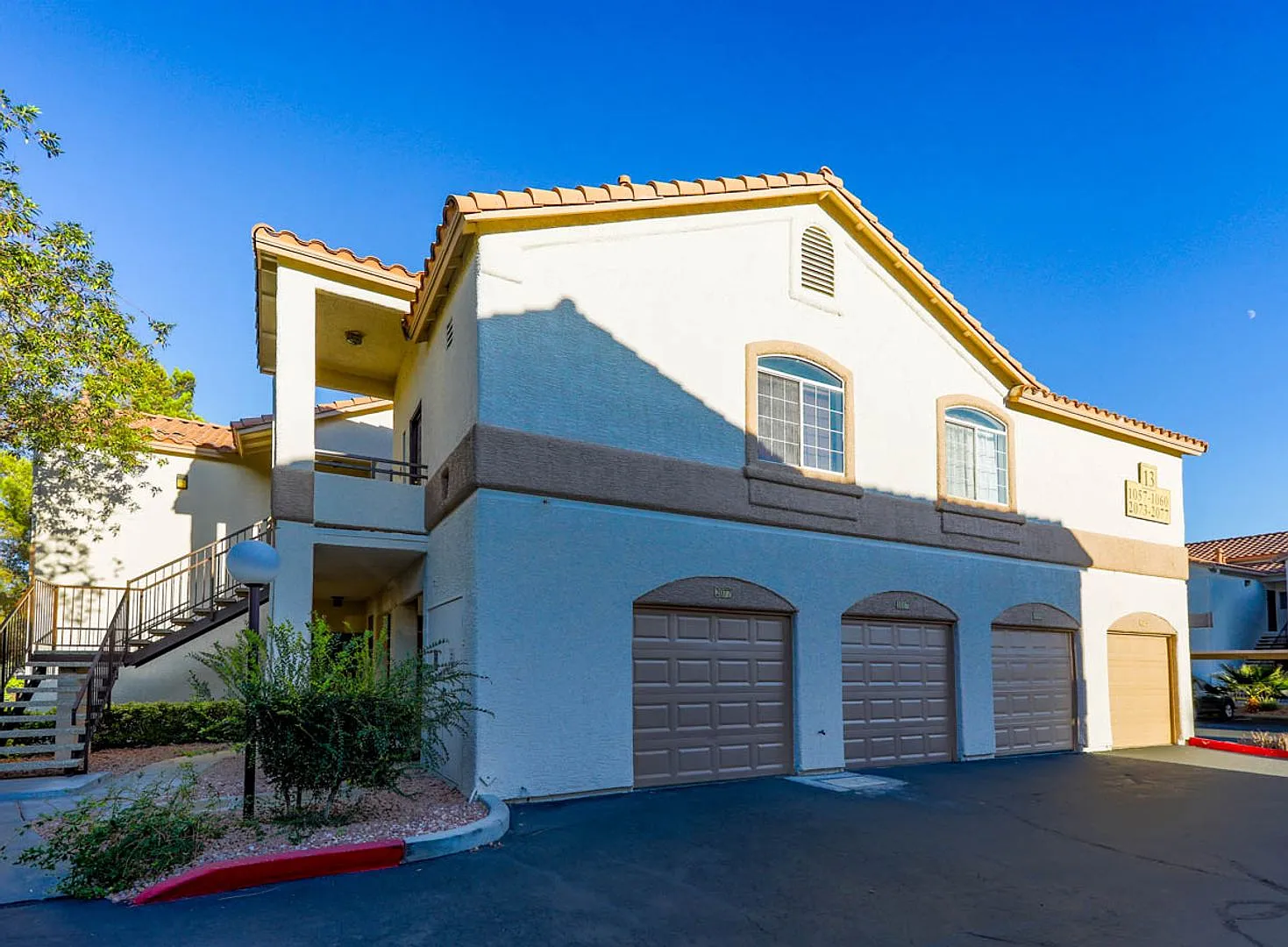 2 Bedroom 2nd Floor West Vegas Condo With 1 Car Garage — Photo 4