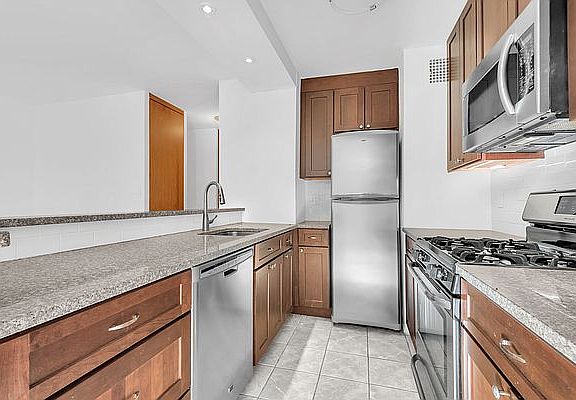 4th image of 200 E 84th St APT 2B