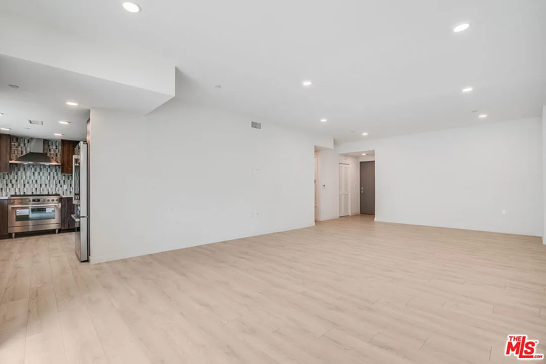 3 bed, 3.5 bath, 1725 sqft, $4,895 — Photo 2
